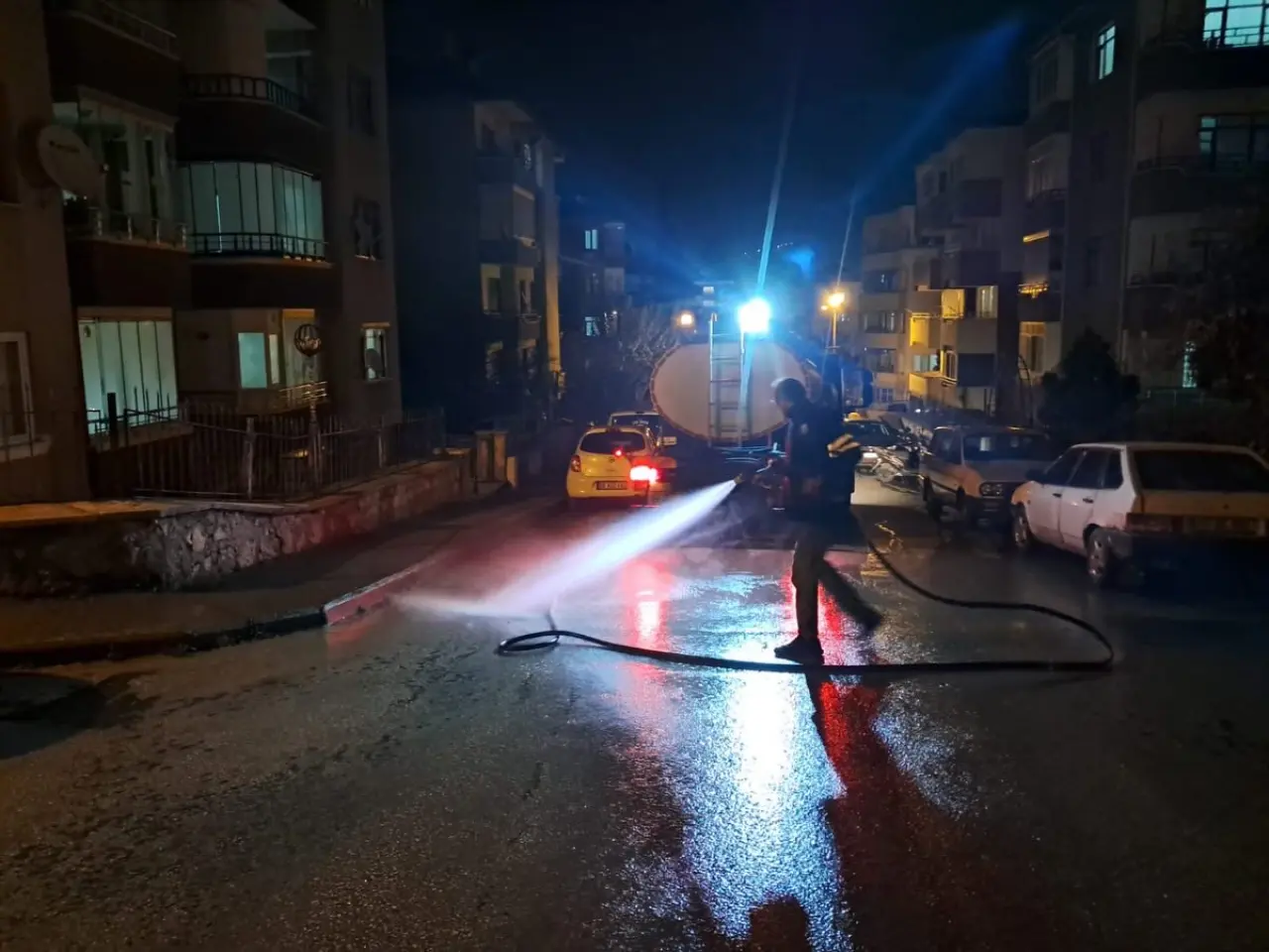 Amasya Belediyesi Gece Boyu Temizlik Çalışmalarını Sürdürüyor 3