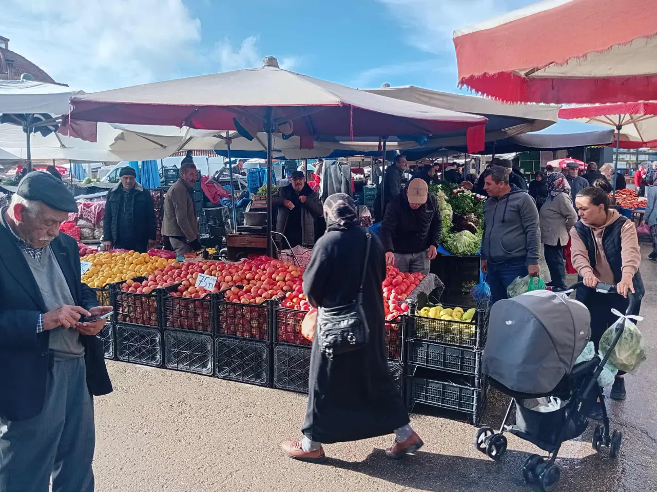 PAZARDA FİYATLAR SABİT KALDI, HAMSİ YİNE 150 TL’DEN TEZGAHTA 1