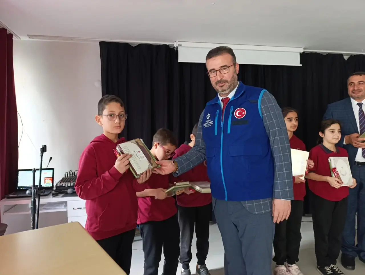Amasya’da Öğrencilere Kur’an-ı Kerim Hediye Edildi 3