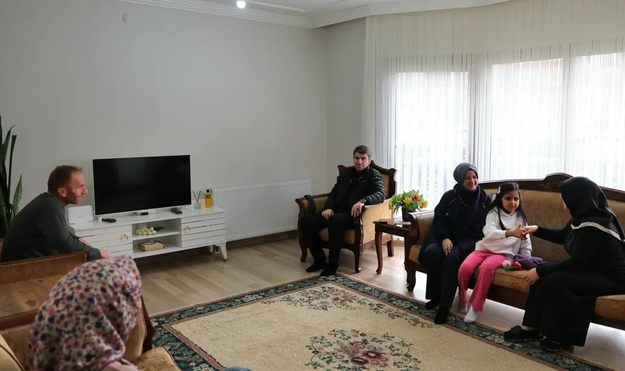 Vali Bakan’dan Depremzede Aileye Ziyaret 2