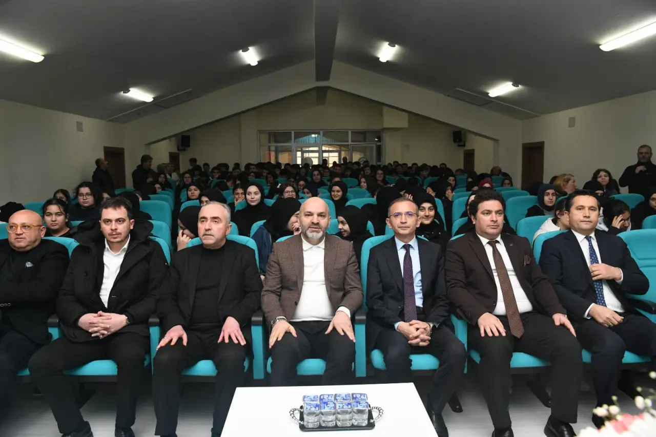 Davulcu, Çorum’da Öğrencilerle Dijital Çağı Konuştu 2