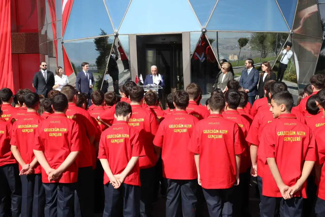 Ahlatcı Mesleki Eğitim Merkezi’nde Karne Coşkusu 10