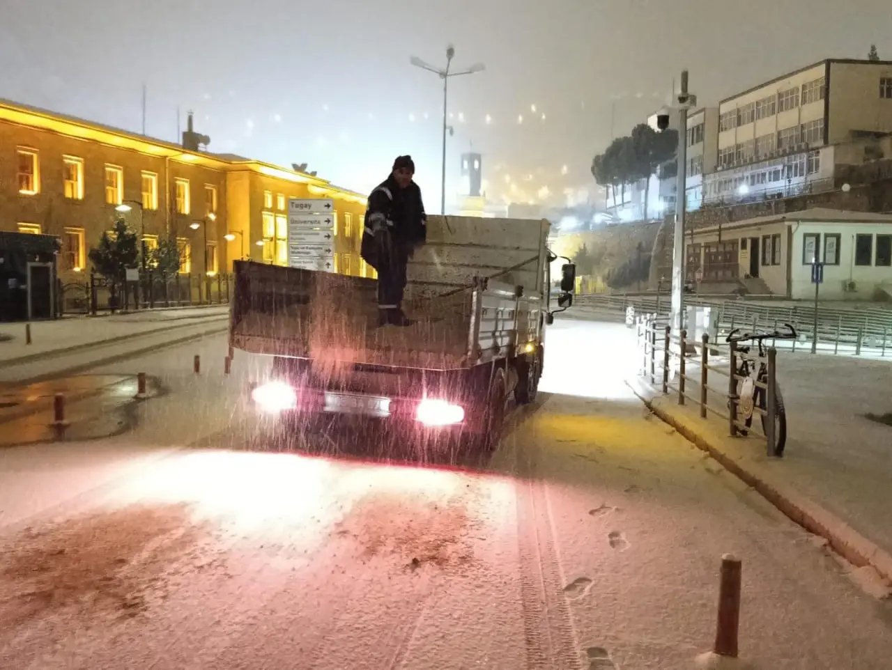 Amasya Belediyesi’nden Gece Boyu Kar Mesaisi 1