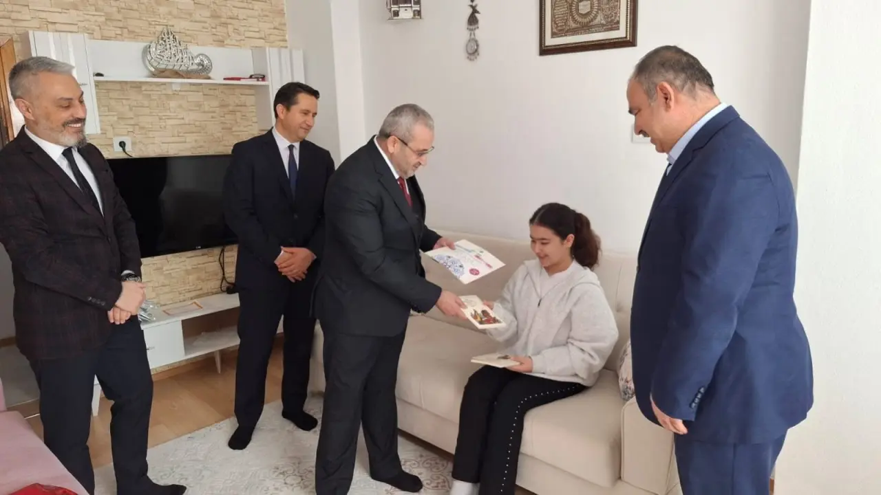 KARNESİNİ MÜDÜR GETİRDİ 3