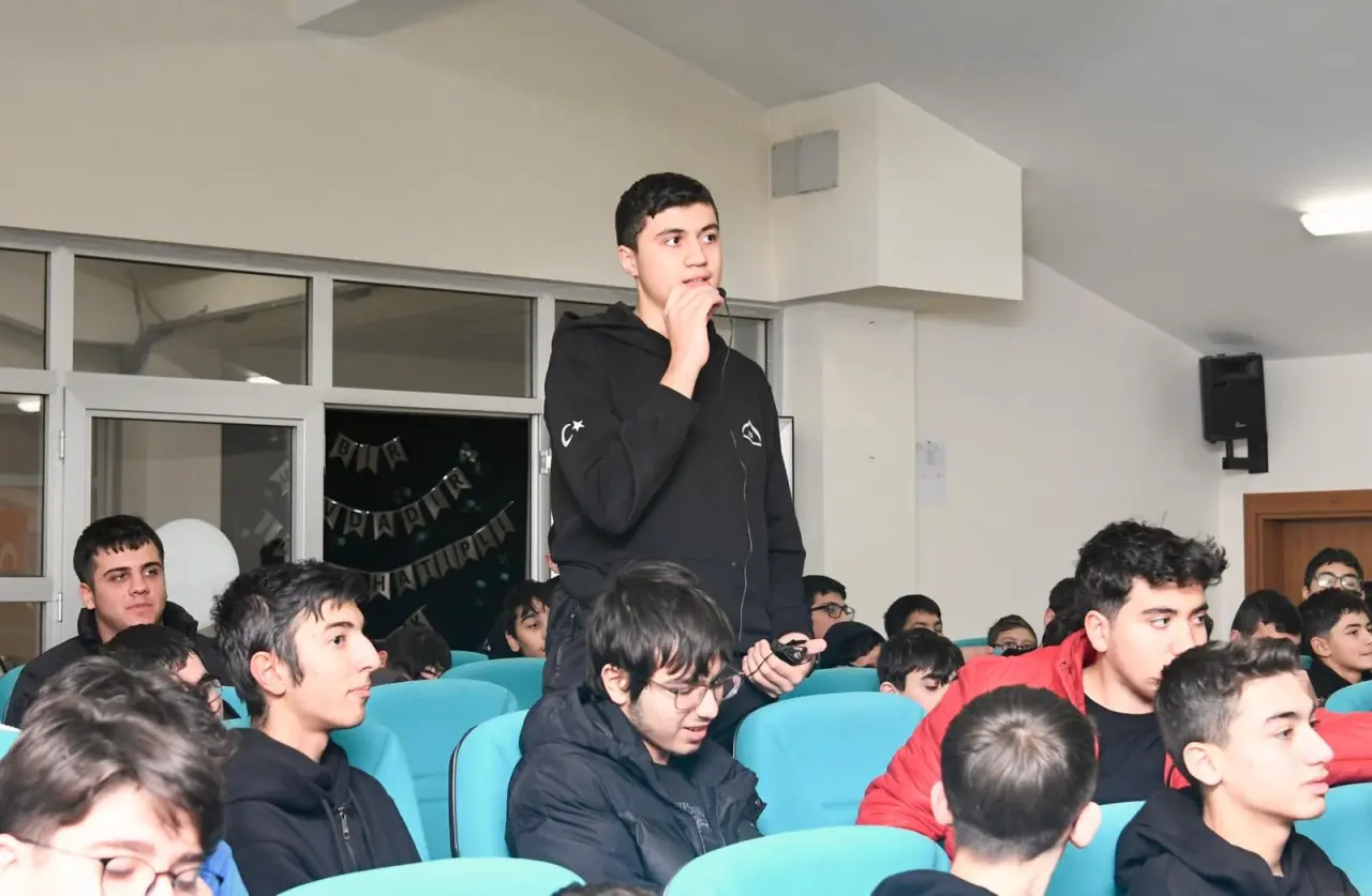 Davulcu, Çorum’da Öğrencilerle Dijital Çağı Konuştu 4