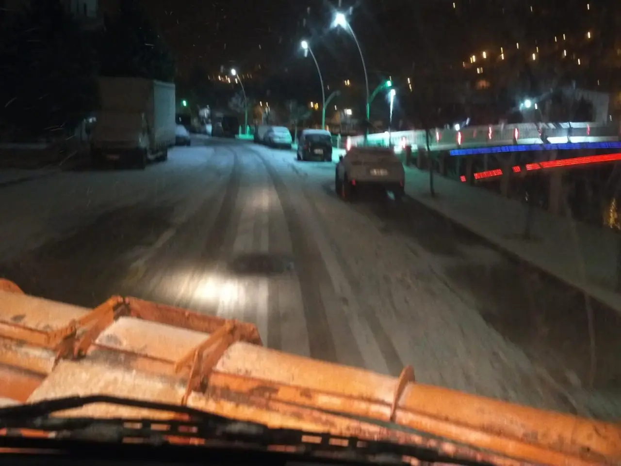 Amasya Belediyesi’nden Gece Boyu Kar Mesaisi 6