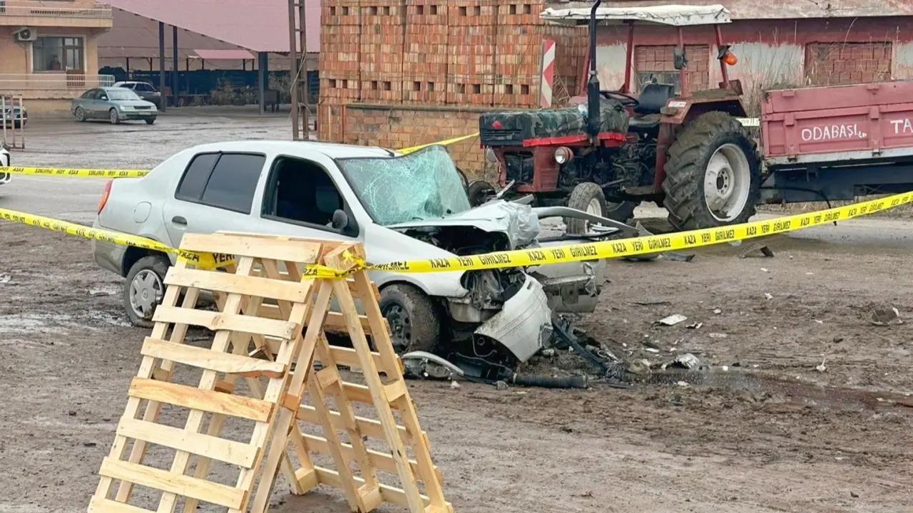 Otomobil ile Traktör Çarpıştı, 1 Ölü 2 Yaralı 2