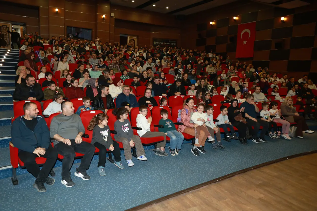 Amasya’da Hacivat ile Karagöz Çocuklarla Buluştu 4