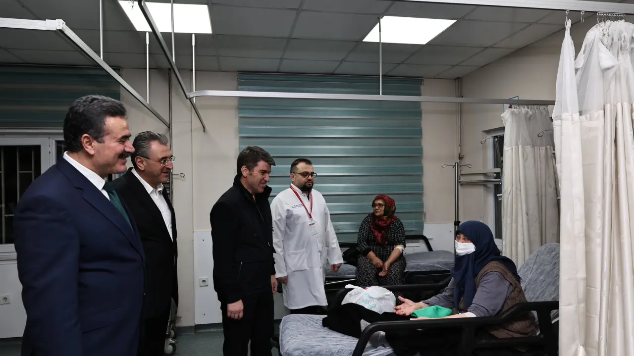 Amasya Valisi Bakan ve Amasya Milletvekillerinden Hastalara Moral 3