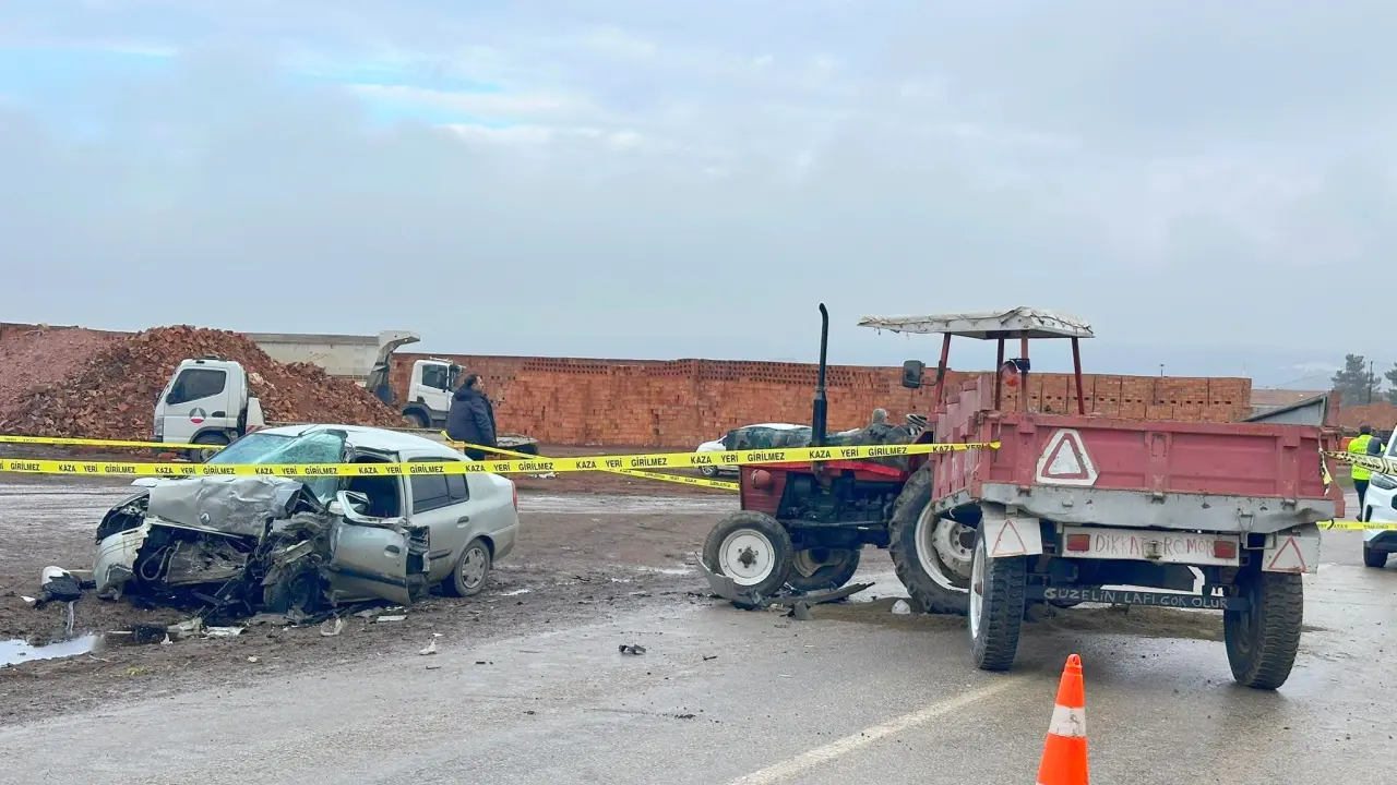 Otomobil ile Traktör Çarpıştı, 1 Ölü 2 Yaralı 4