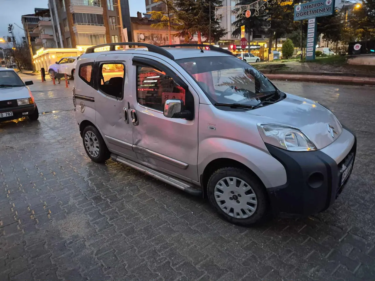 Merzifon’da Motosiklet ile Otomobil Çarpıştı: 2 Yaralı 1