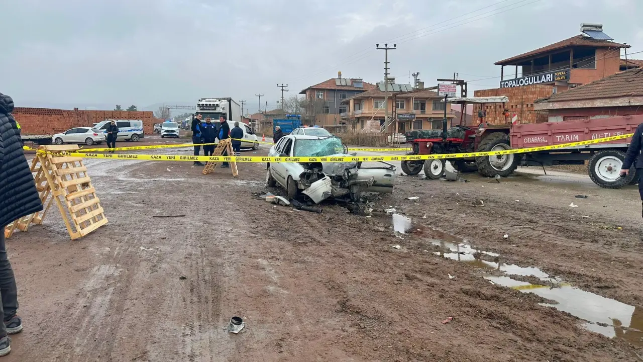Otomobil ile Traktör Çarpıştı, 1 Ölü 2 Yaralı 3