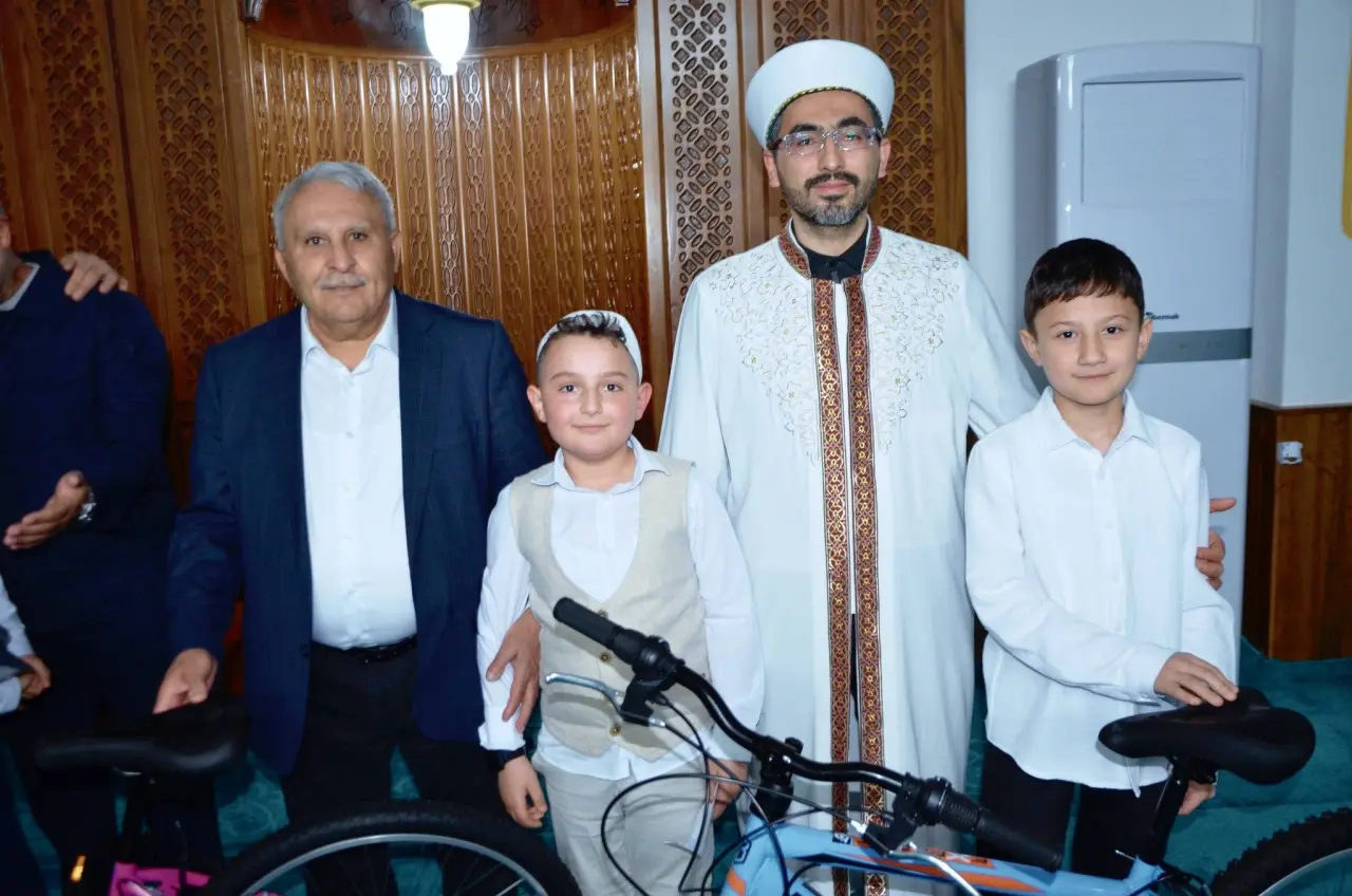 Amasya’da Çocuklar Son Teravihinde Hediyelerine Kavuştular 2