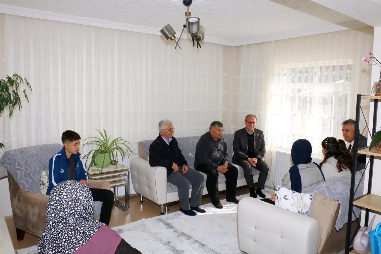 Amasyalı Öğrencilerden Şehit Ailesine Ziyaret 1
