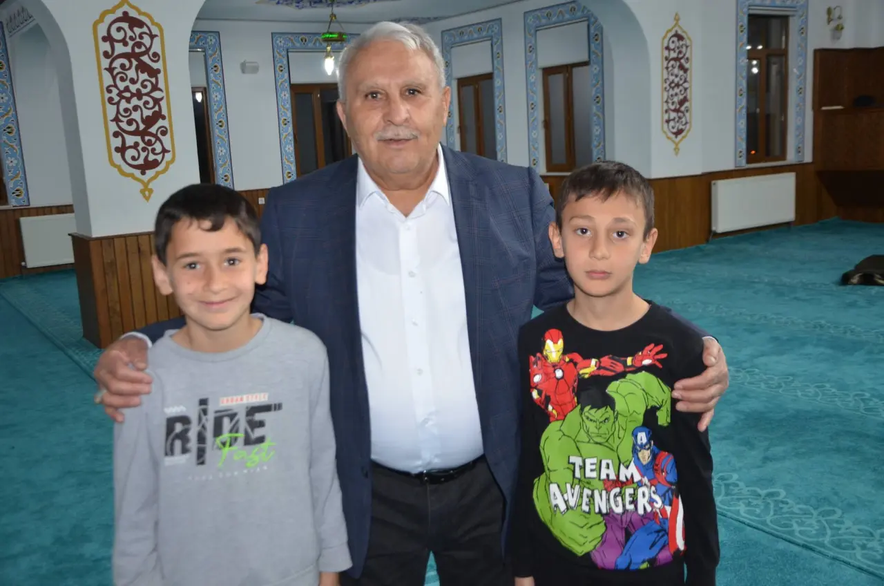Amasya’da Çocuklar Son Teravihinde Hediyelerine Kavuştular 3
