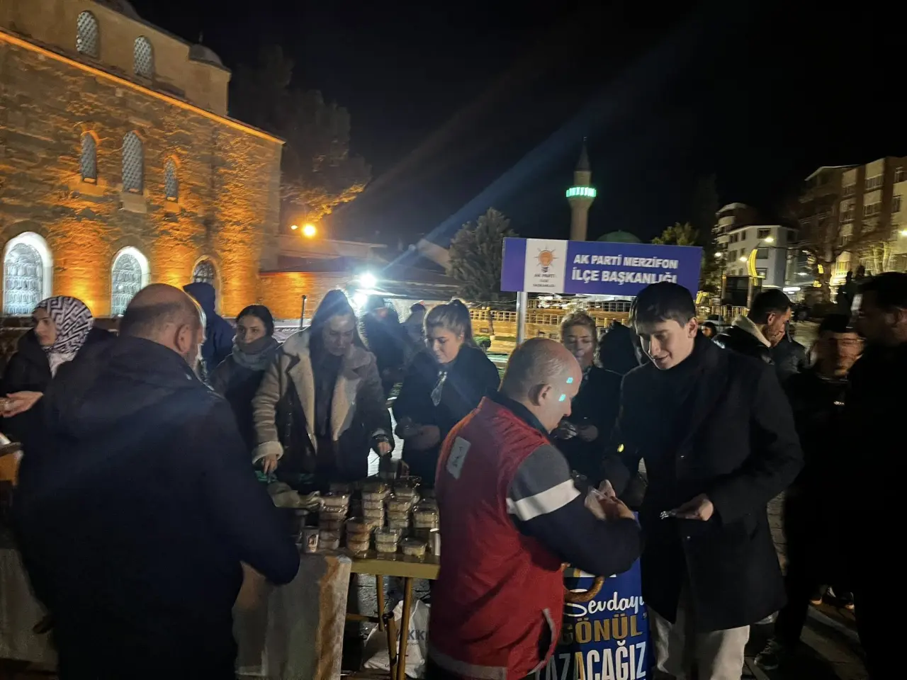 Ak Gençlikten Kadir Gecesi’nde İkram 4
