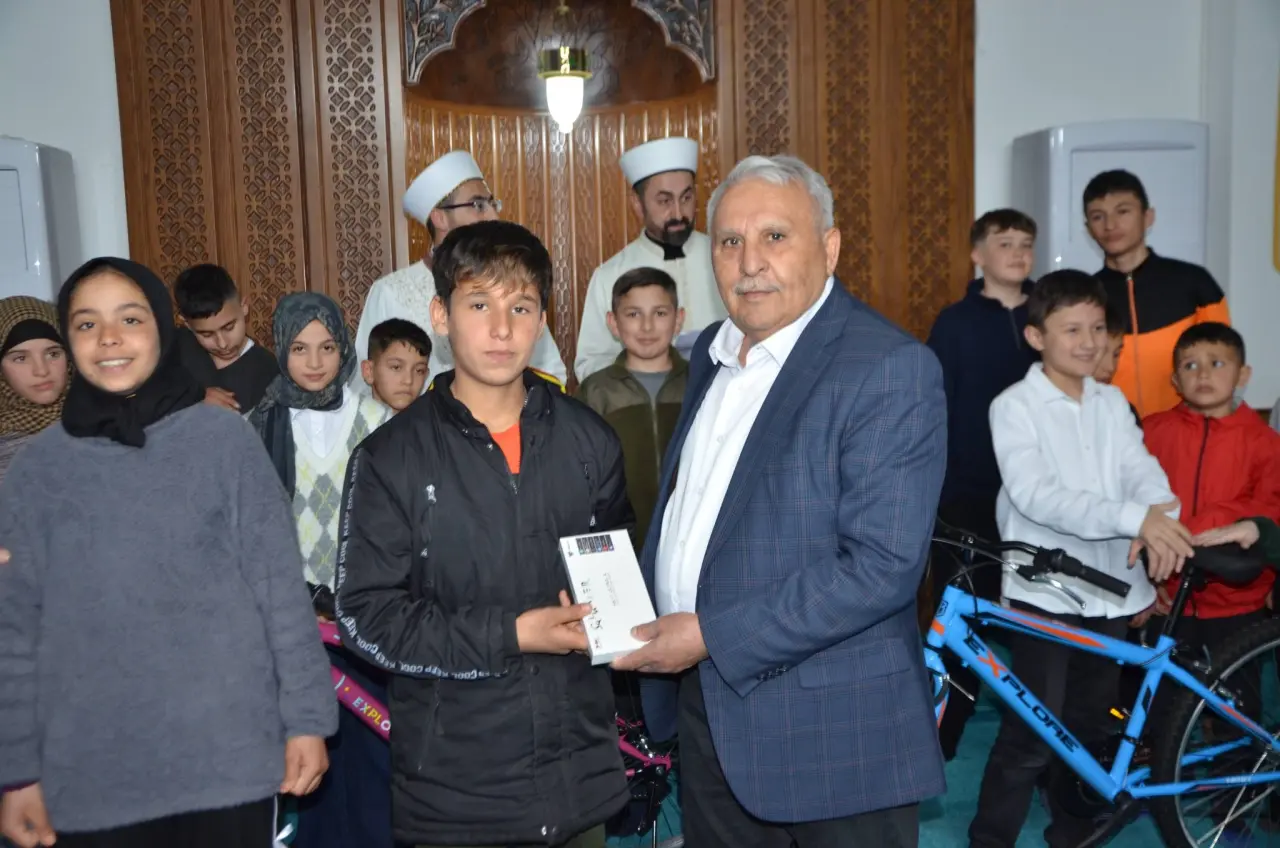 Amasya’da Çocuklar Son Teravihinde Hediyelerine Kavuştular 1