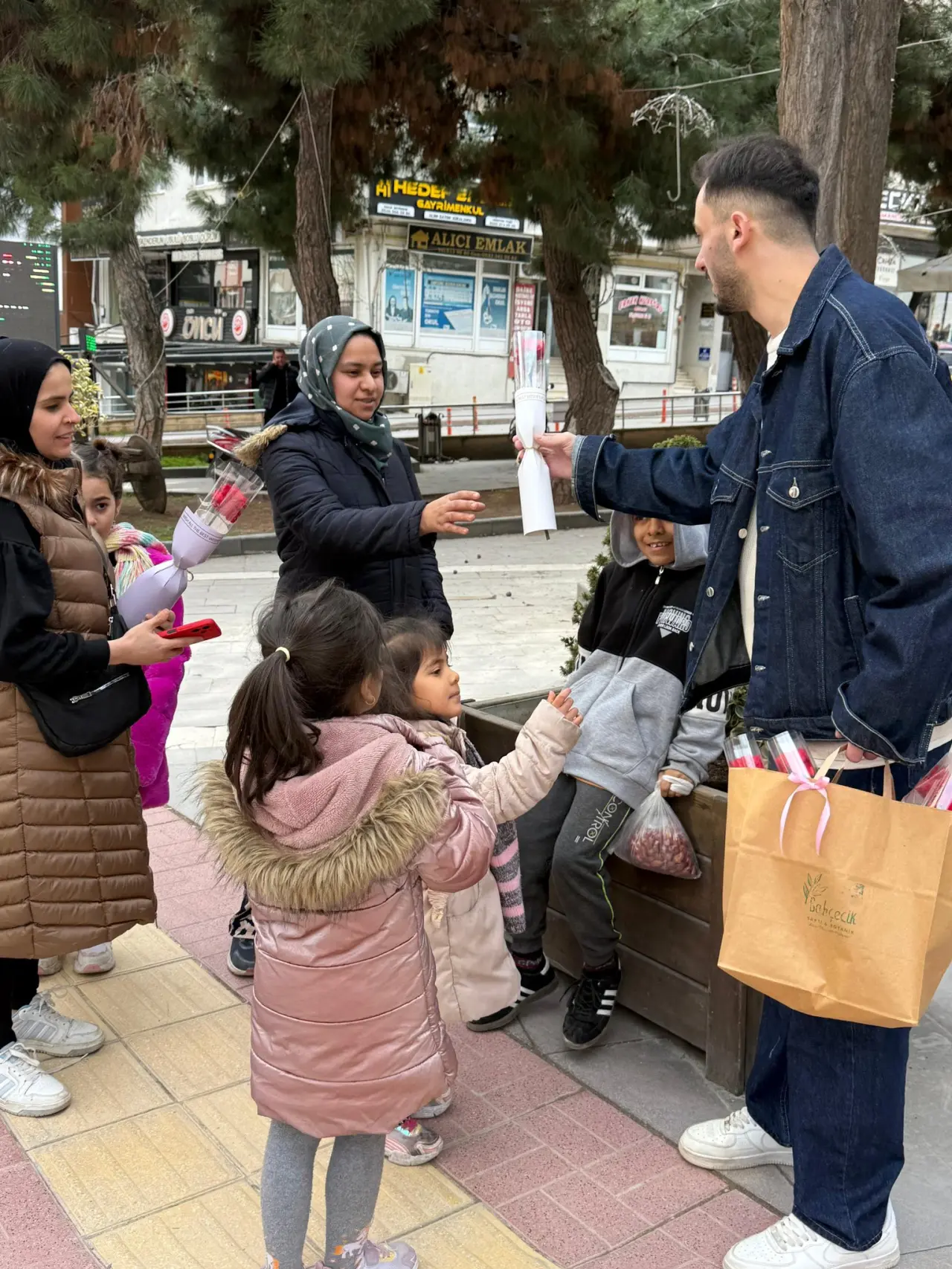 Merzifon CHP Gençlik Kolları’ndan Kadınlara Jest 4