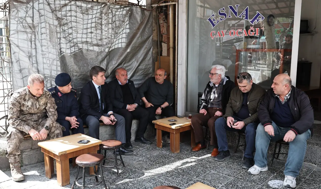 Amasya Valisi Bakan Sokağa İndi: Vatandaşla Bayramlaştı! 3