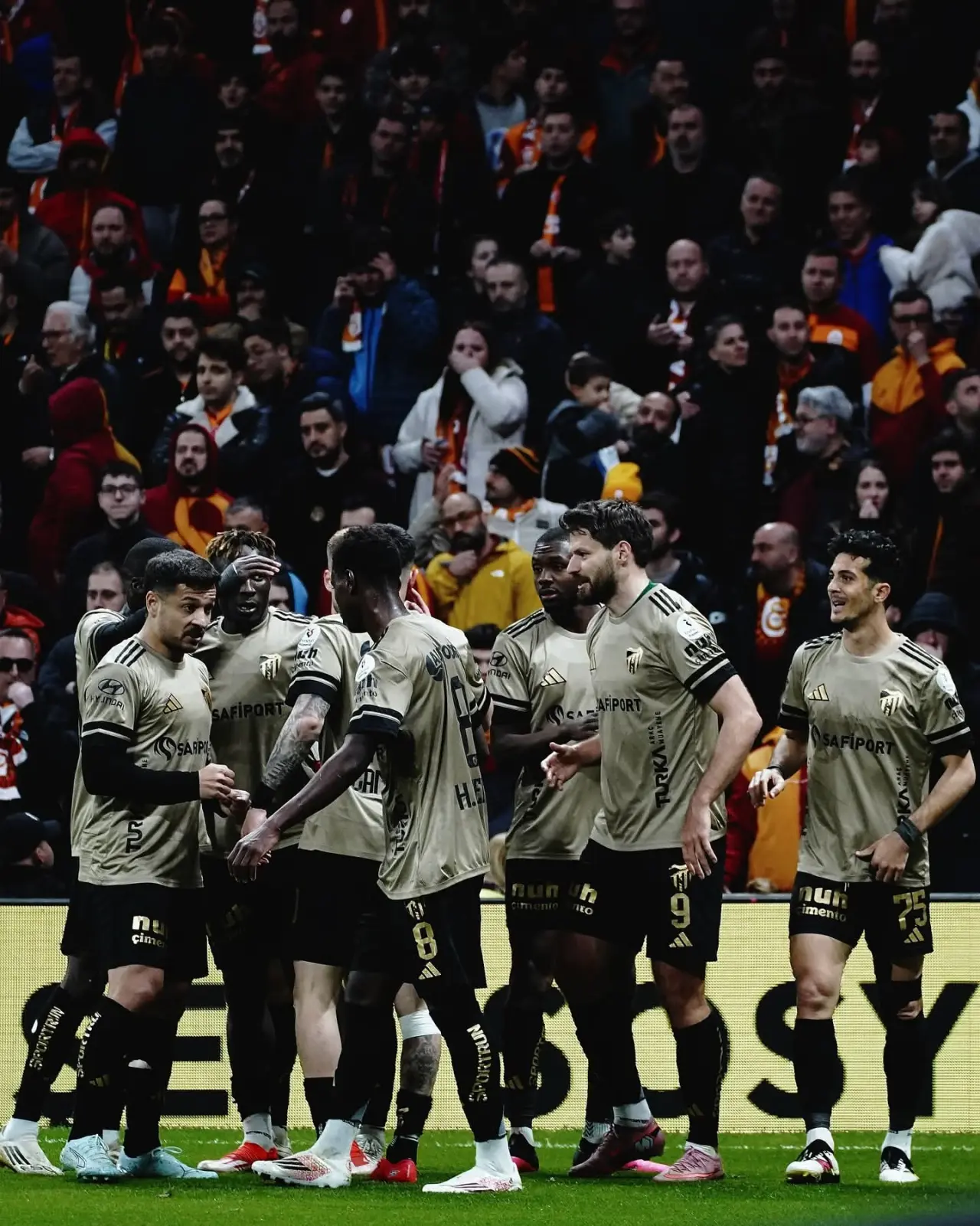 Zirve Yarışında Galatasaray'a Ağır Darbe 1