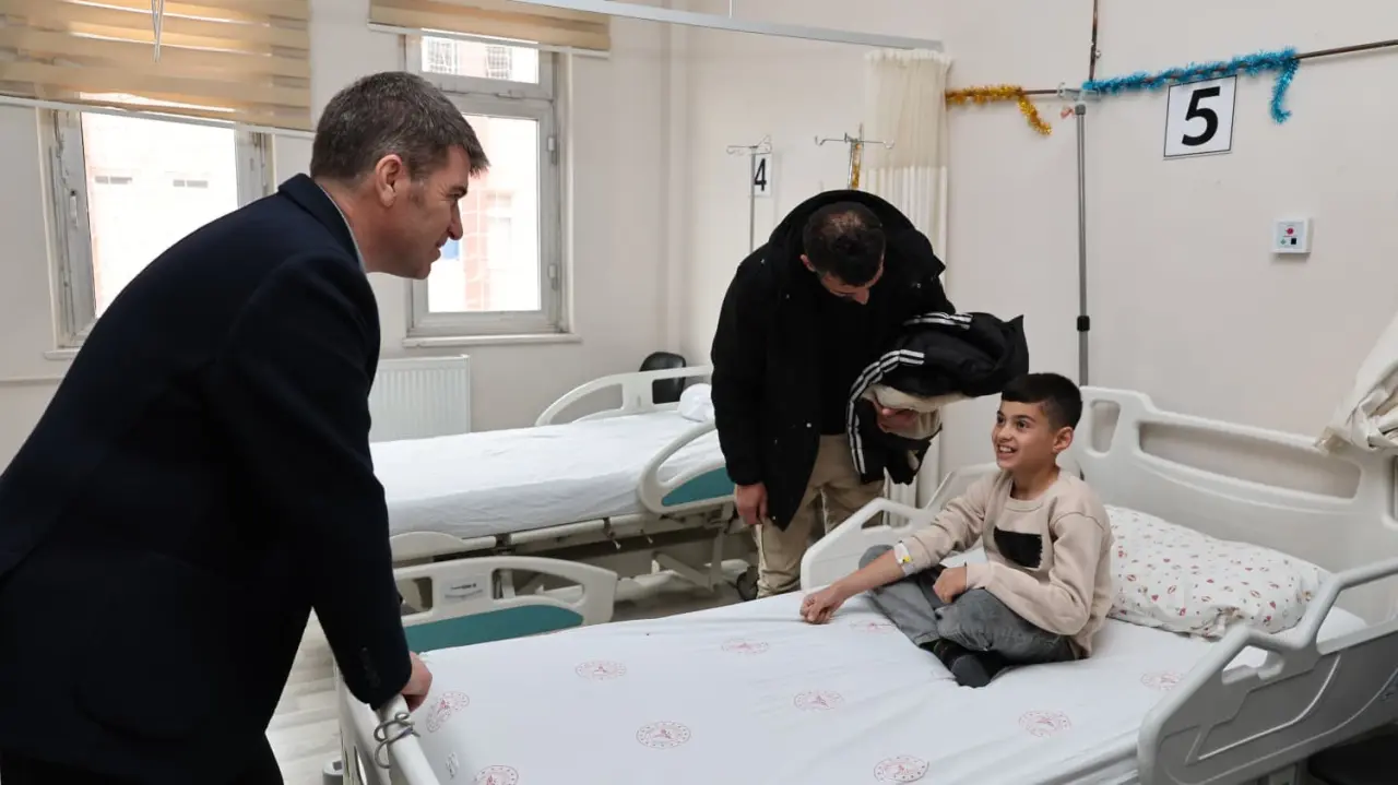 Amasya Valisi Bakan’dan Çocuklara Moral Ziyareti 2