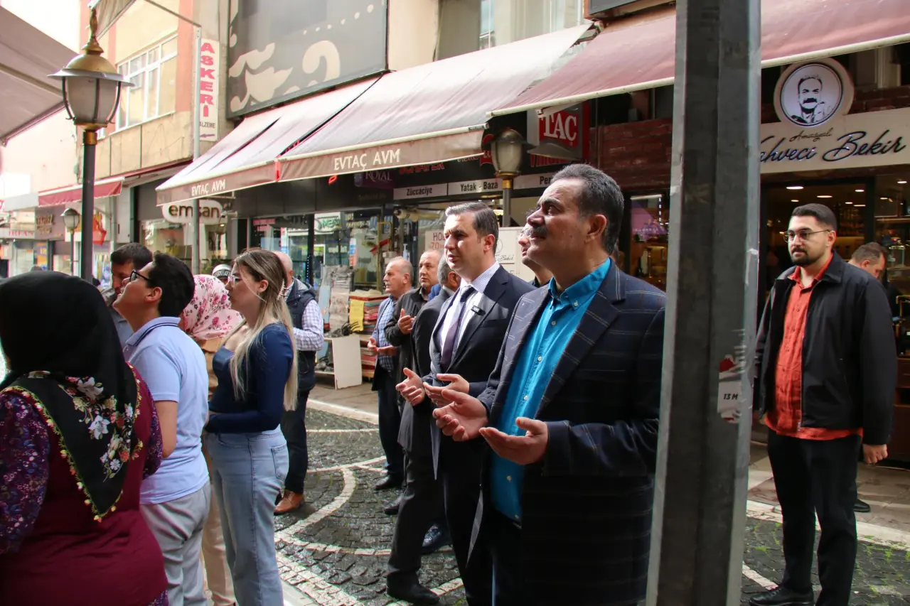 Amasya Çarşısında Bayram Yoğunluğu! Vekil Haluk İpek Sahaya İndi 3