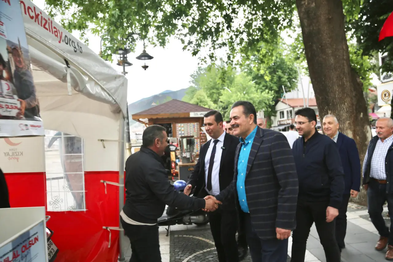 Amasya Çarşısında Bayram Yoğunluğu! Vekil Haluk İpek Sahaya İndi 6