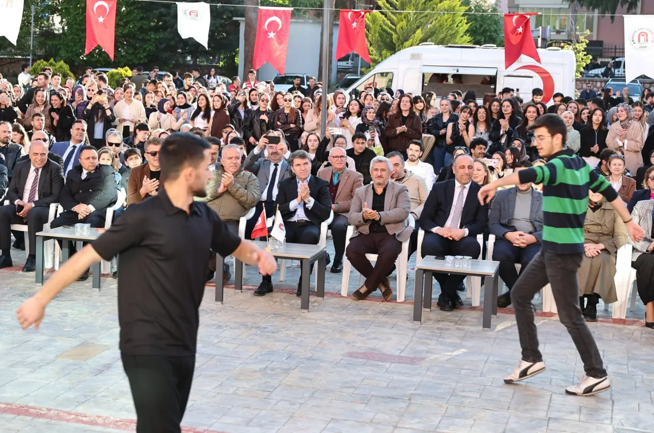 Amasya Valisi Bakan Gençlerle Baharı Kutladı 1