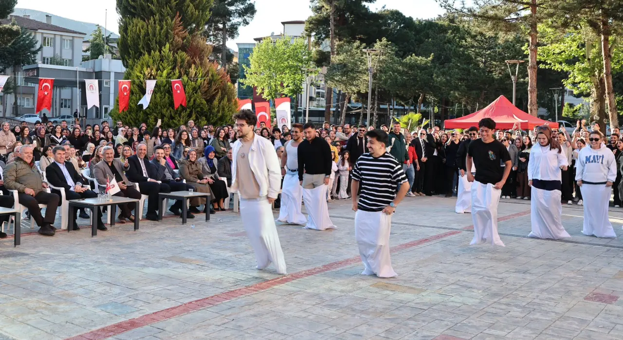 Amasya Valisi Bakan Gençlerle Baharı Kutladı 3