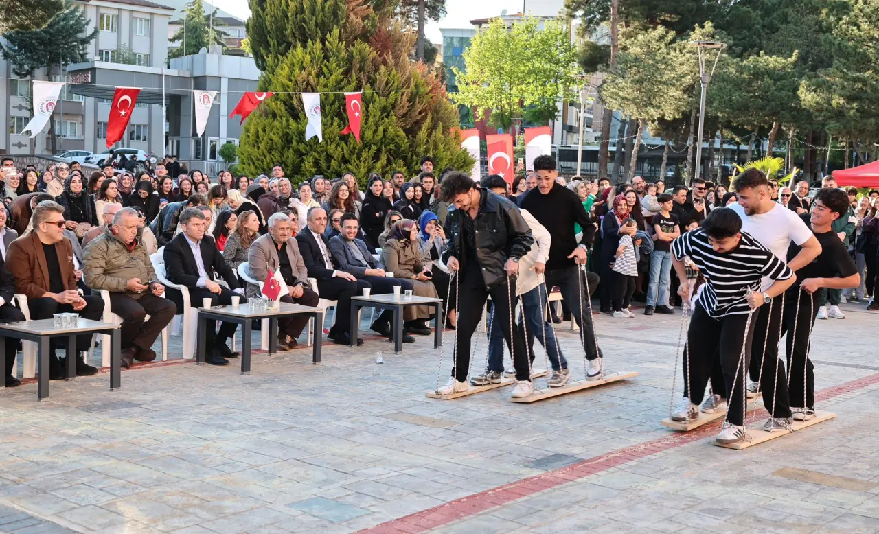 Amasya Valisi Bakan Gençlerle Baharı Kutladı 4
