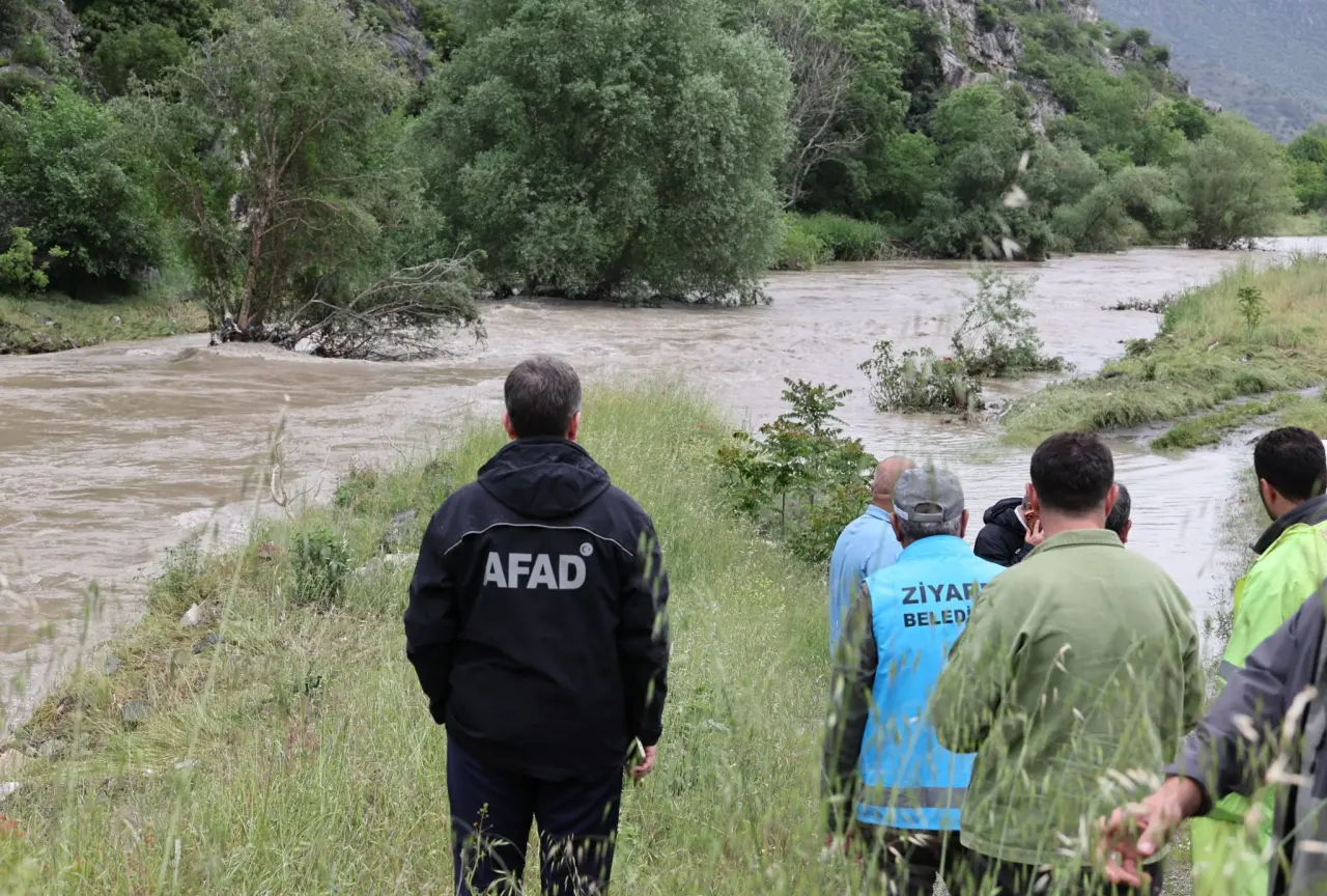 Amasya’da Seraları Su Vurdu! Vali Bölgeye Gitti 4