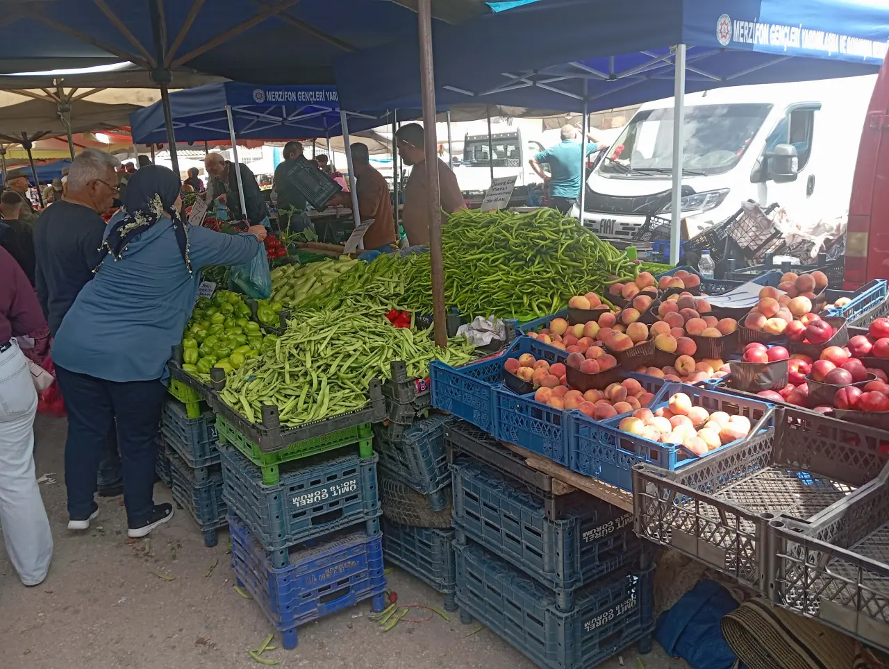 Bayram Öncesi Halk Pazarı Doldu Taştı! Domates Düştü, Limon Cep Yaktı 1
