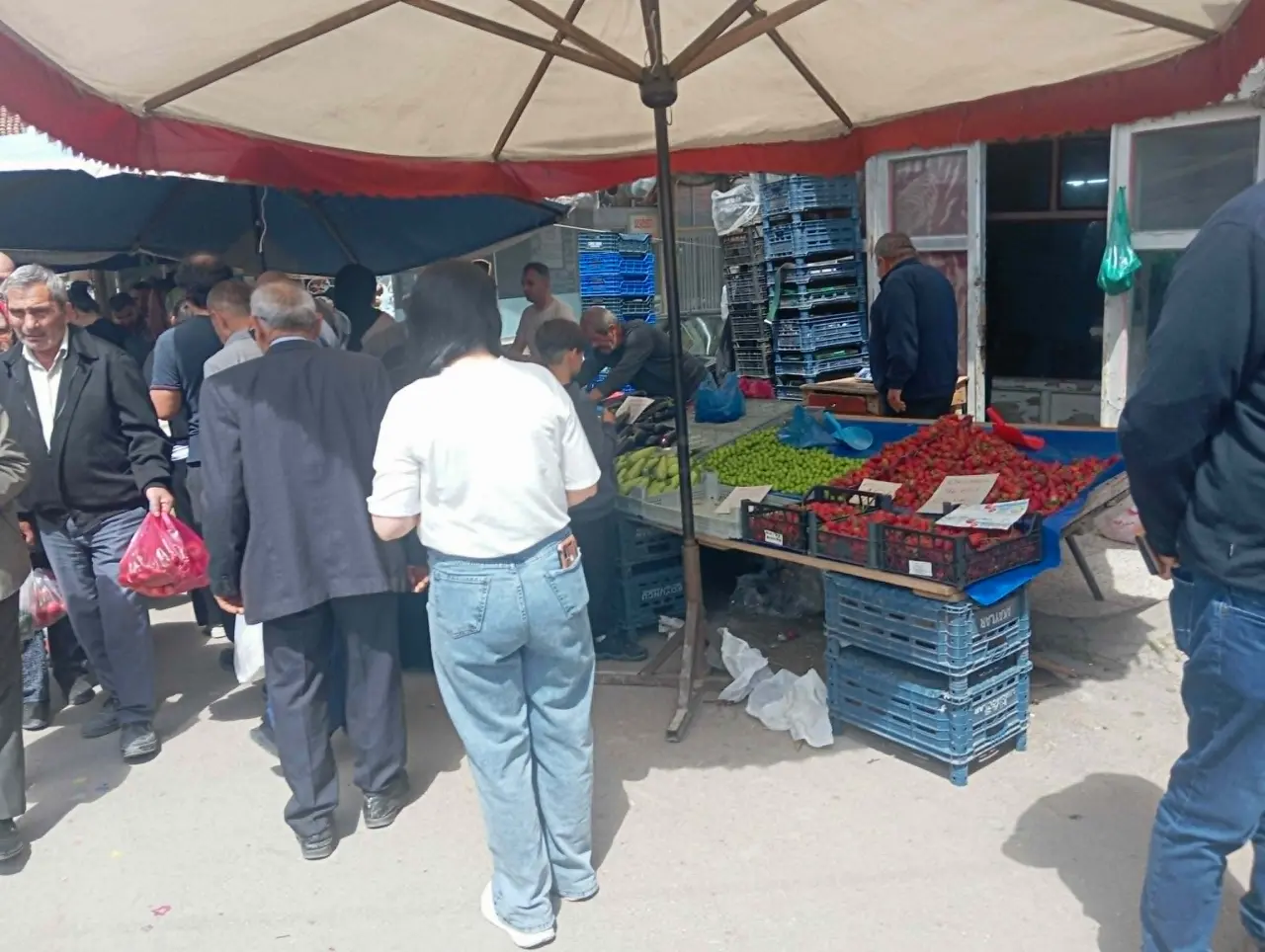 Bayram Öncesi Halk Pazarı Doldu Taştı! Domates Düştü, Limon Cep Yaktı 2