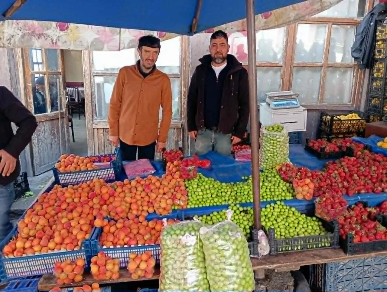 Merzifon Pazarında Yağmur Engeli: Fiyatlar Sabit Kaldı! 3