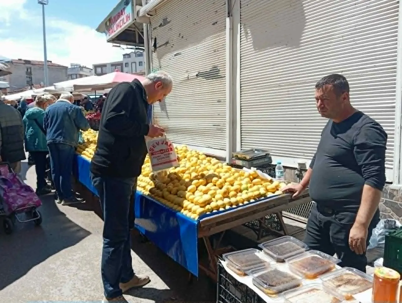 Merzifon Pazarında Yağmur Engeli: Fiyatlar Sabit Kaldı! 2