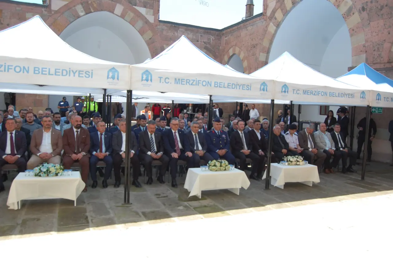 Merzifon’da protokol halkla bayramlaştı 8