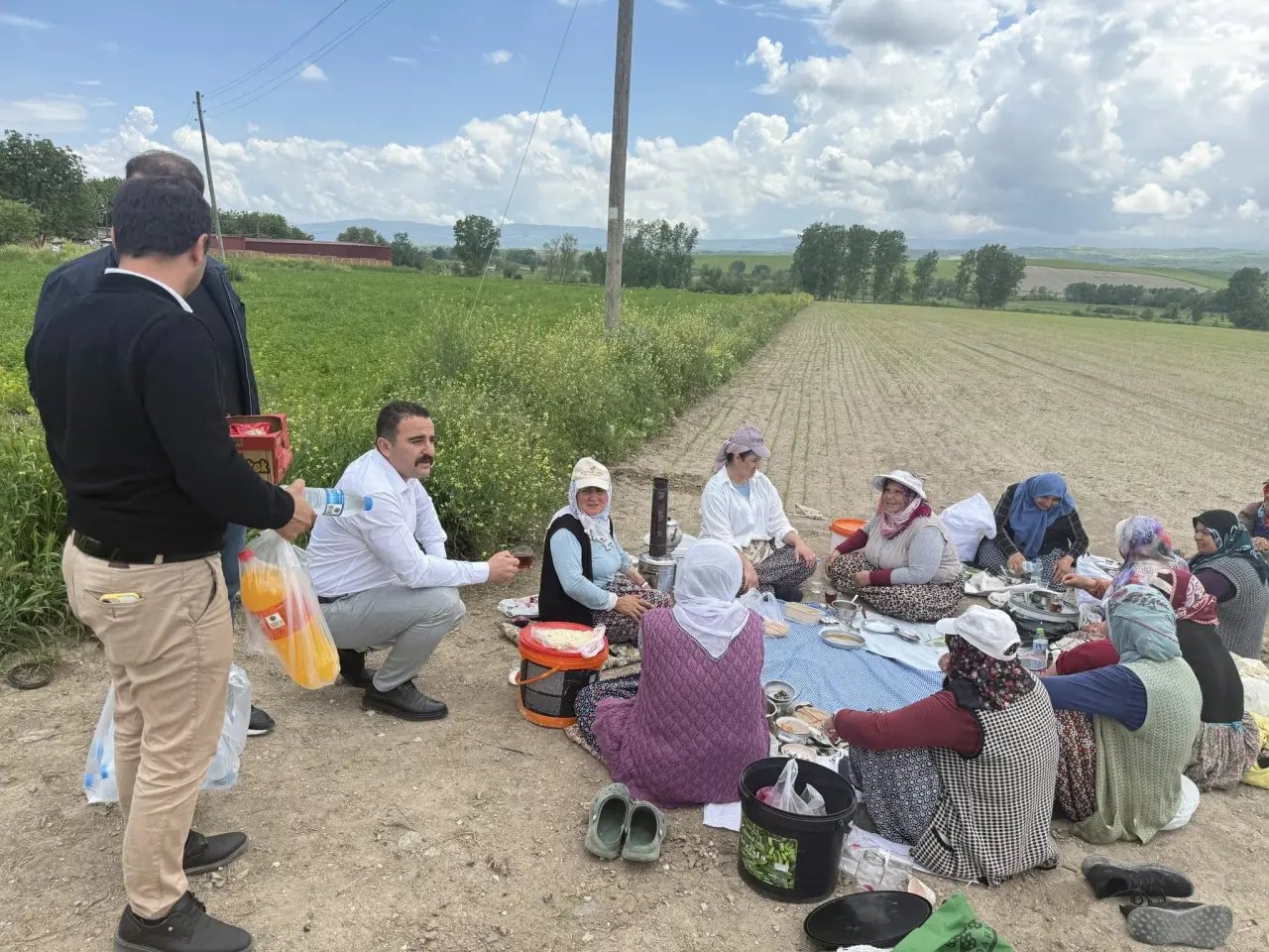 Tarlada Paylaşılan Çaydan Samimiyet Çıktı! 3