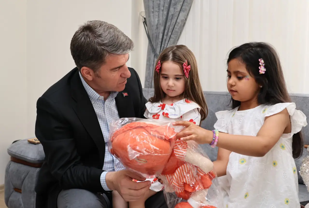 Vali Bakan Şehit Annesinin Bayramını Kutladı 1