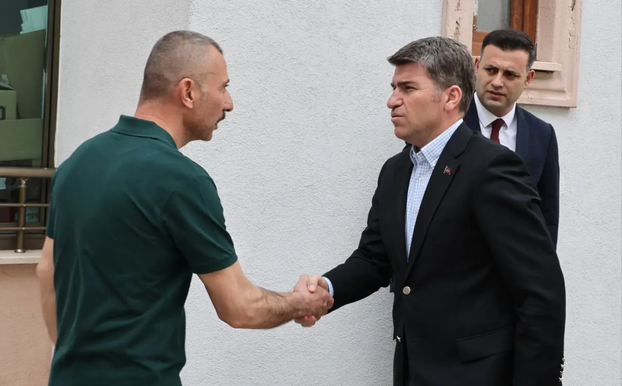 Vali Bakan Şehit Annesinin Bayramını Kutladı 2