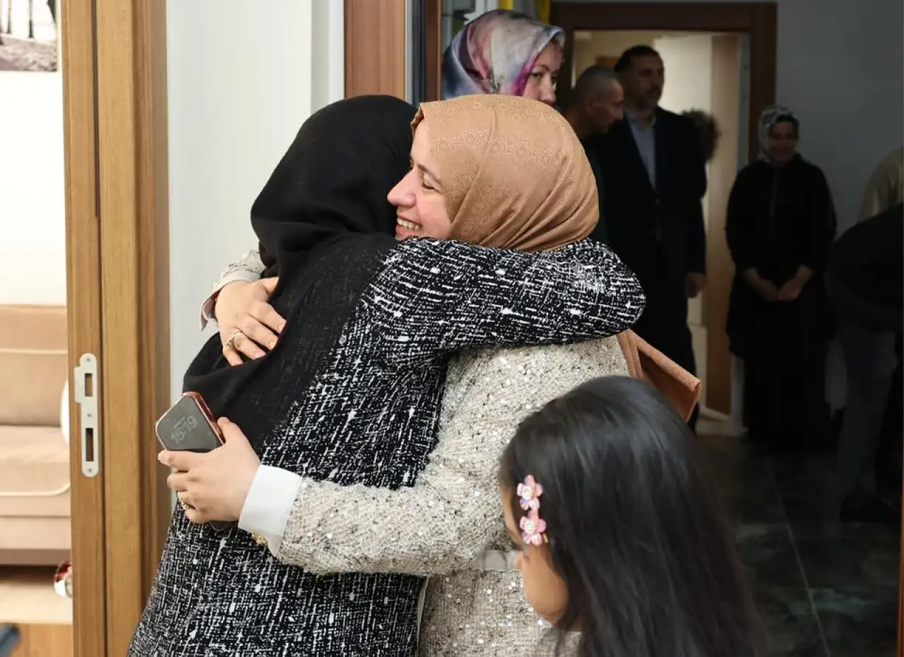 Vali Bakan Şehit Annesinin Bayramını Kutladı 3