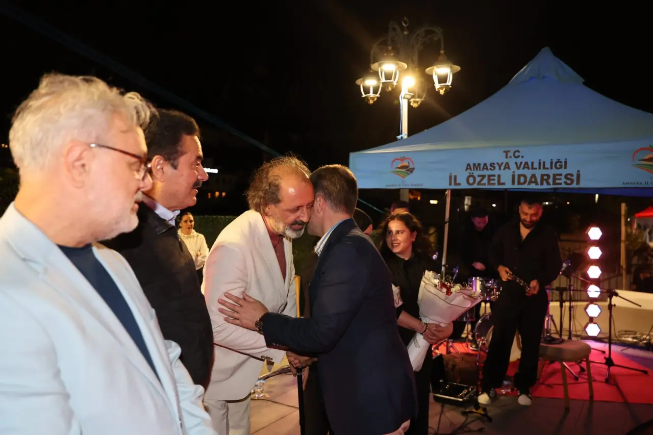 Amasya Gecesinde Unutulmaz Anlar! Vatandaşlar Şarkılara Eşlik Etti 3