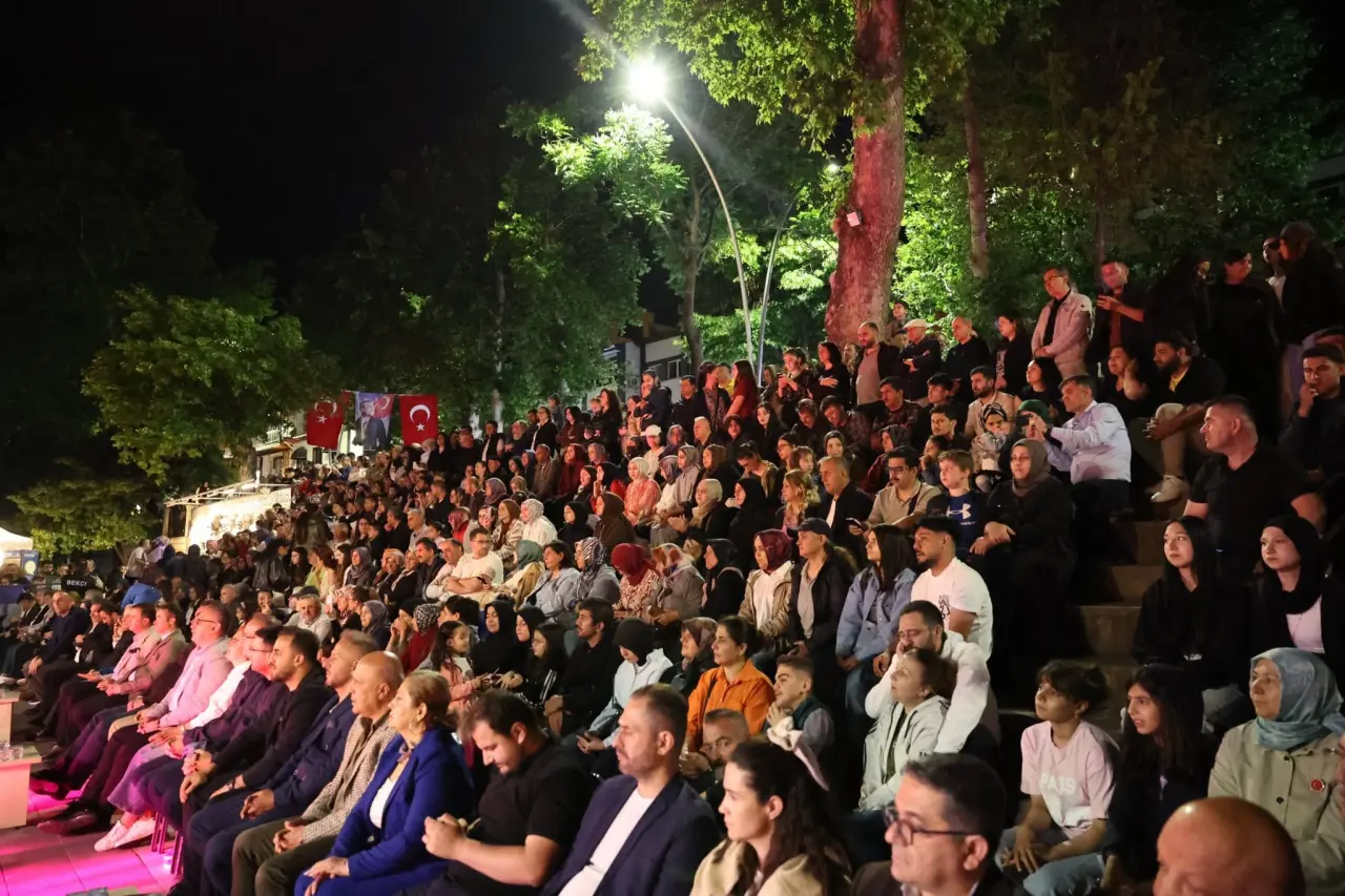 Amasya Gecesinde Unutulmaz Anlar! Vatandaşlar Şarkılara Eşlik Etti 2