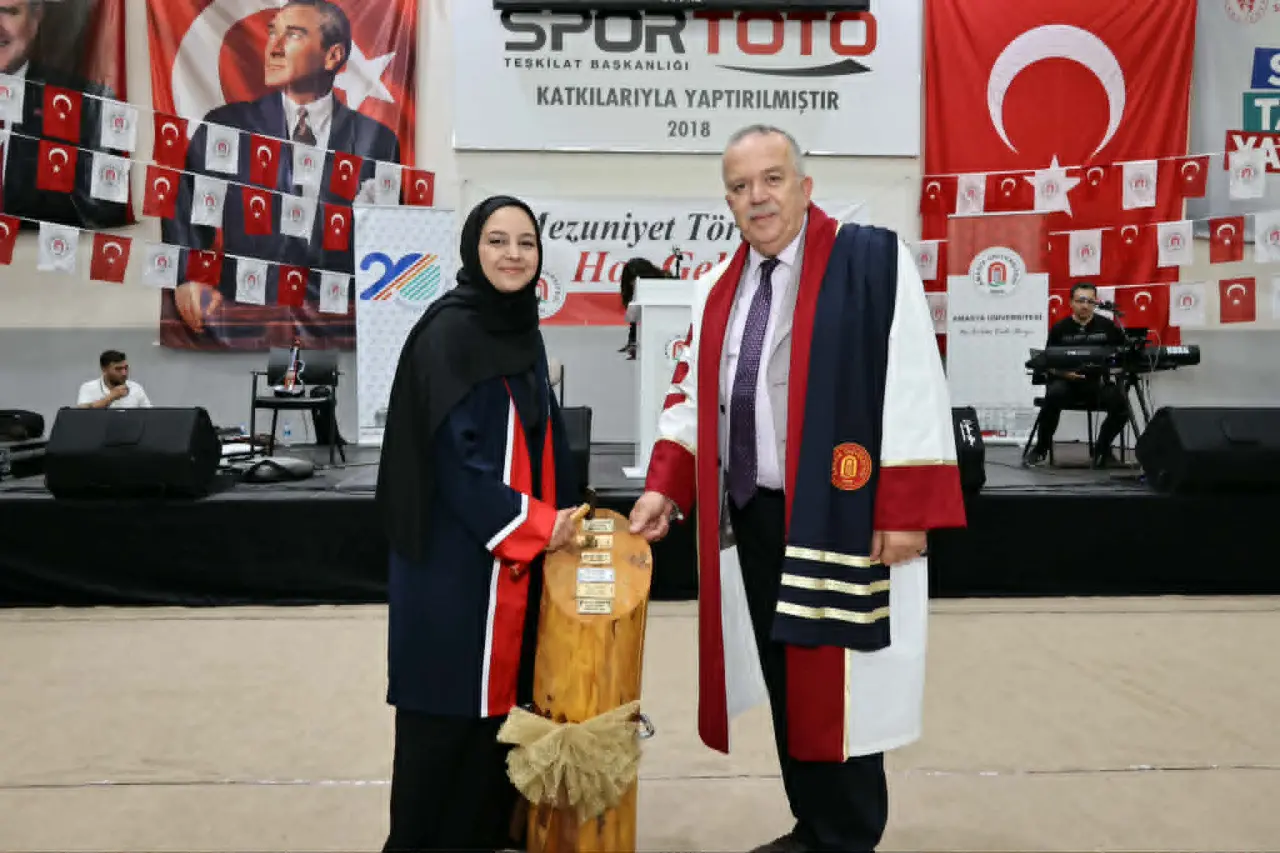 Amasya Üniversitesi’nde Mezuniyet Coşkusu! 350 Öğrenci Kep Attı 4