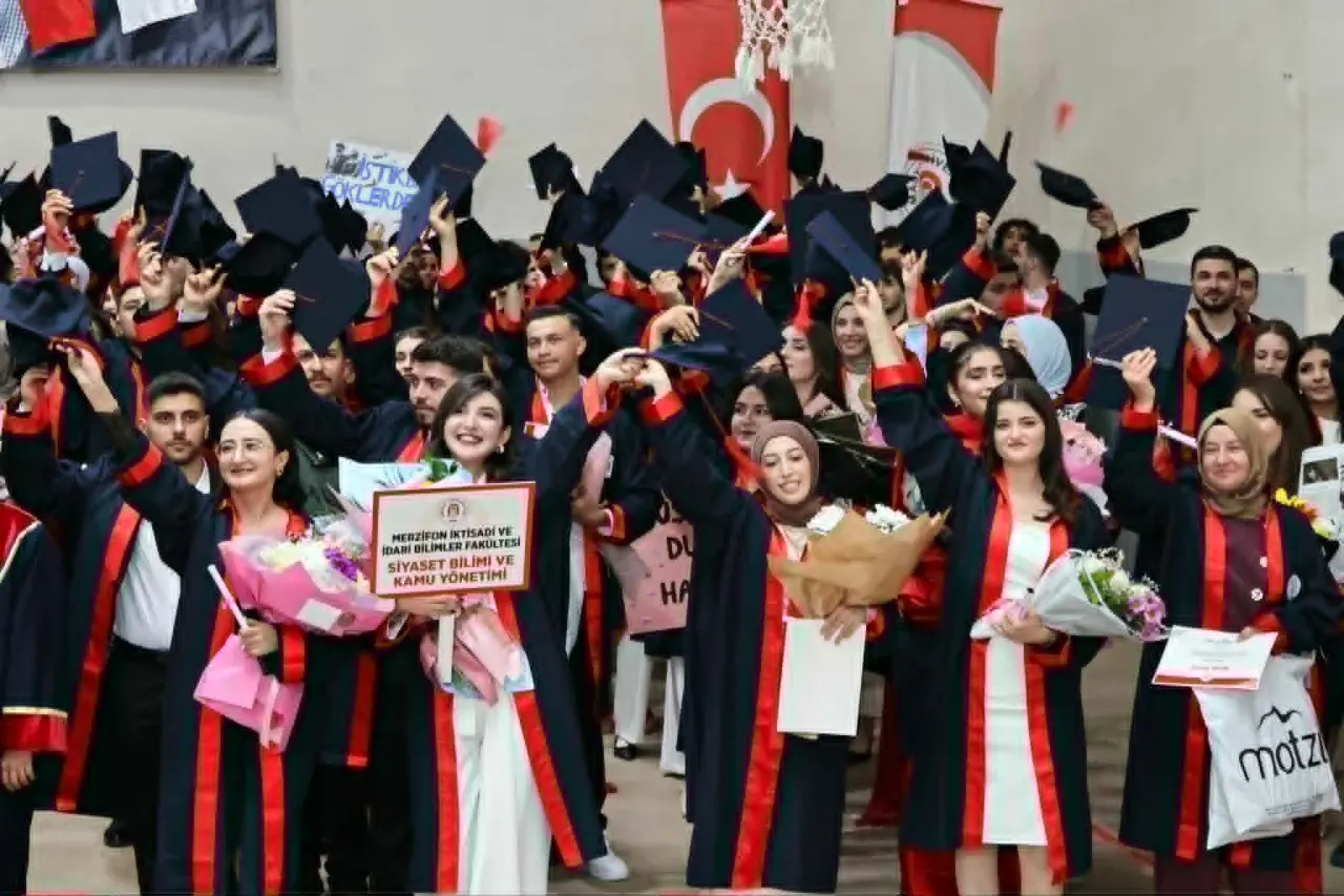 Amasya Üniversitesi’nde Mezuniyet Coşkusu! 350 Öğrenci Kep Attı 7