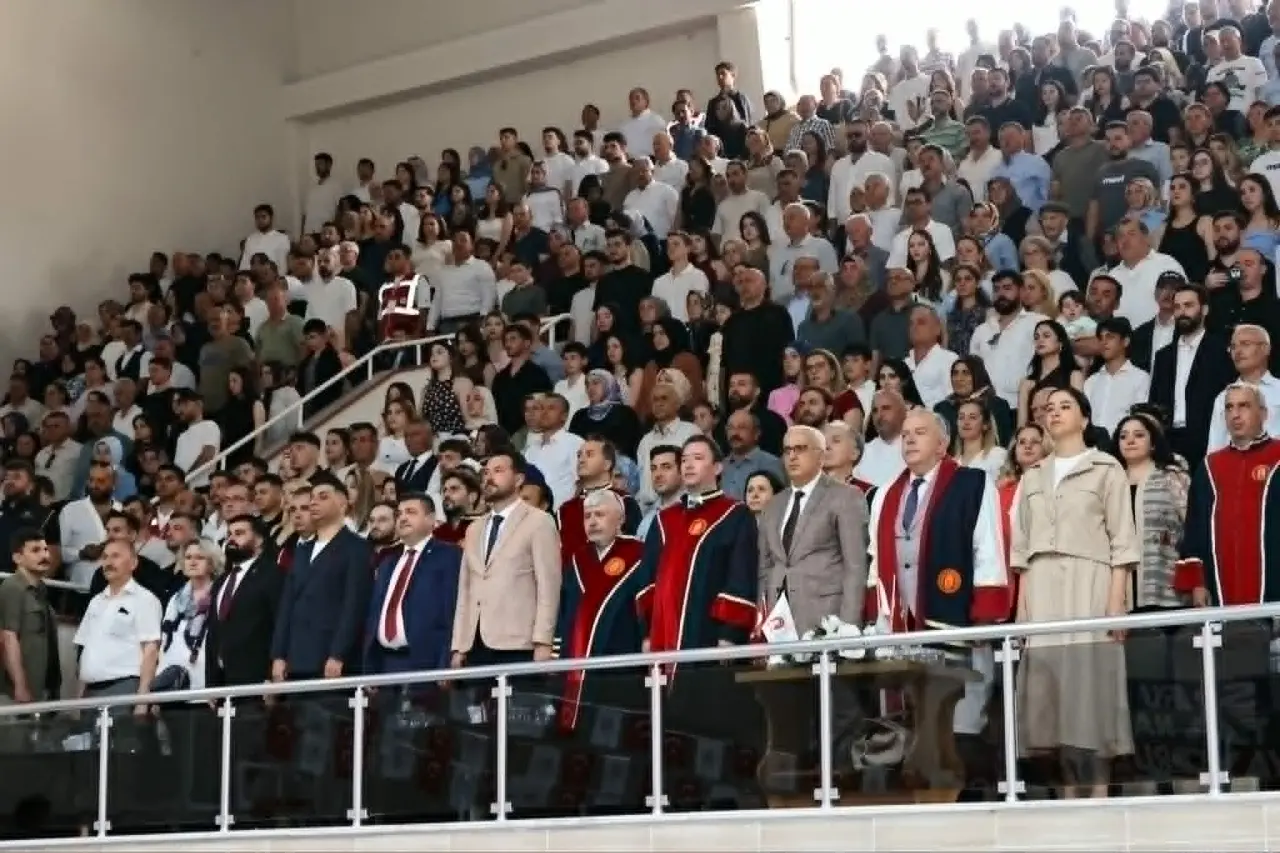 Amasya Üniversitesi’nde Mezuniyet Coşkusu! 350 Öğrenci Kep Attı 1