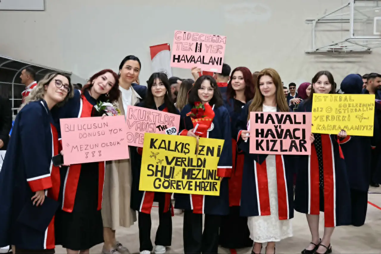 Amasya Üniversitesi’nde Mezuniyet Coşkusu! 350 Öğrenci Kep Attı 2