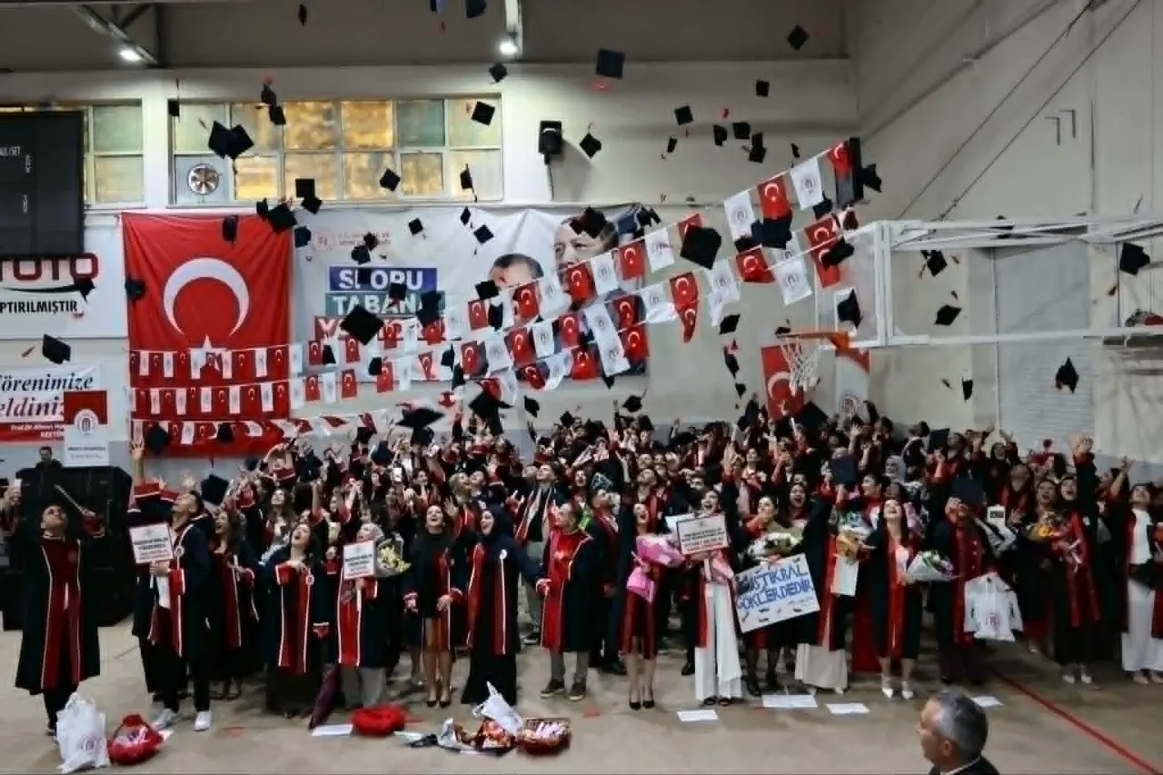 Amasya Üniversitesi’nde Mezuniyet Coşkusu! 350 Öğrenci Kep Attı 5