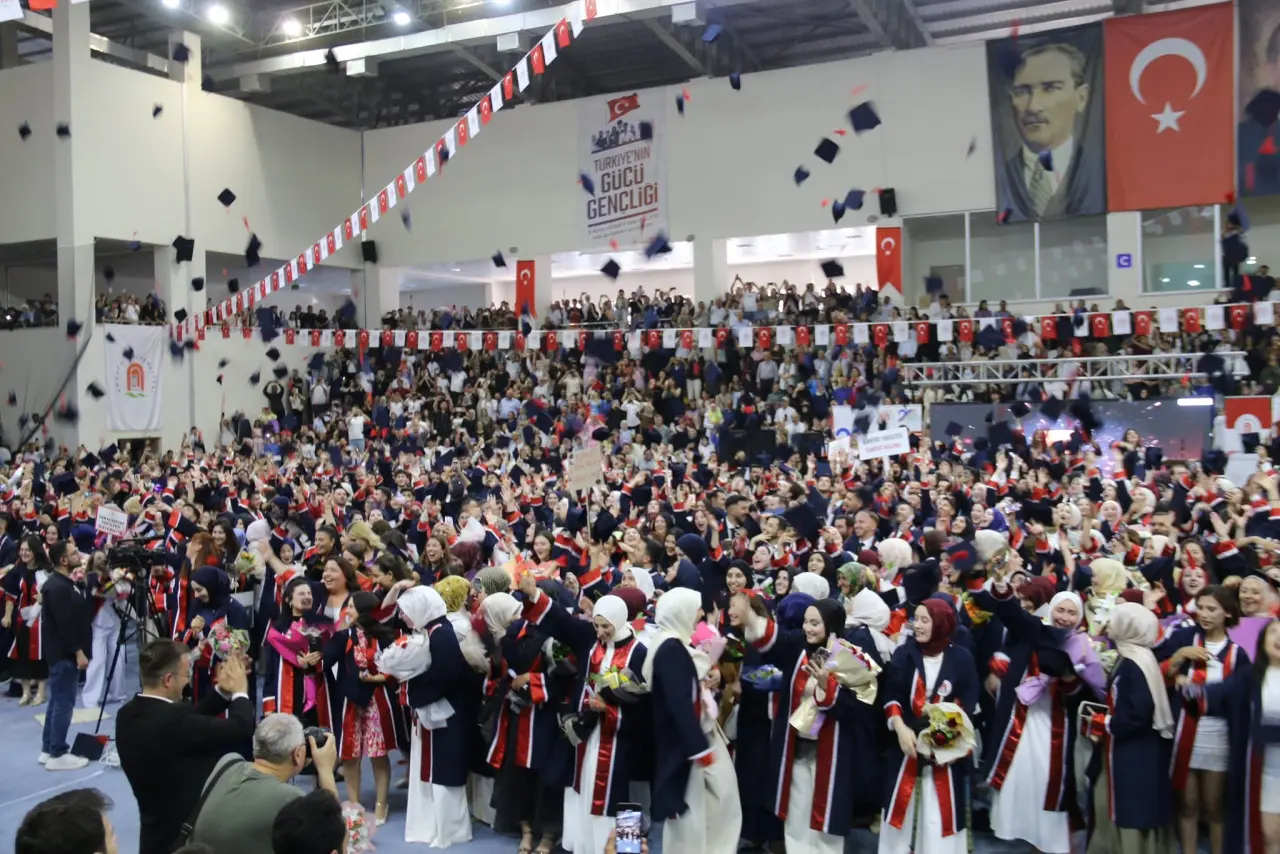 Amasya Üniversitesi’nde Mezuniyet Gözyaşlarıyla Başladı 1