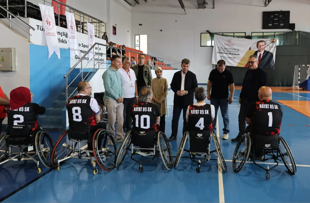 Amasya’da Gönülleri Isıtan Karşılaşma! Protokol Parkeye Çıktı 4