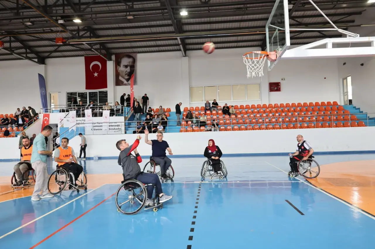 Amasya’da Gönülleri Isıtan Karşılaşma! Protokol Parkeye Çıktı 1